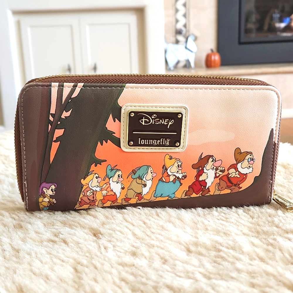Adorable Disney Loungefly Snow White & The 7 Dwarfs 3/4 Zip Long Wallet ♥️🍎💜